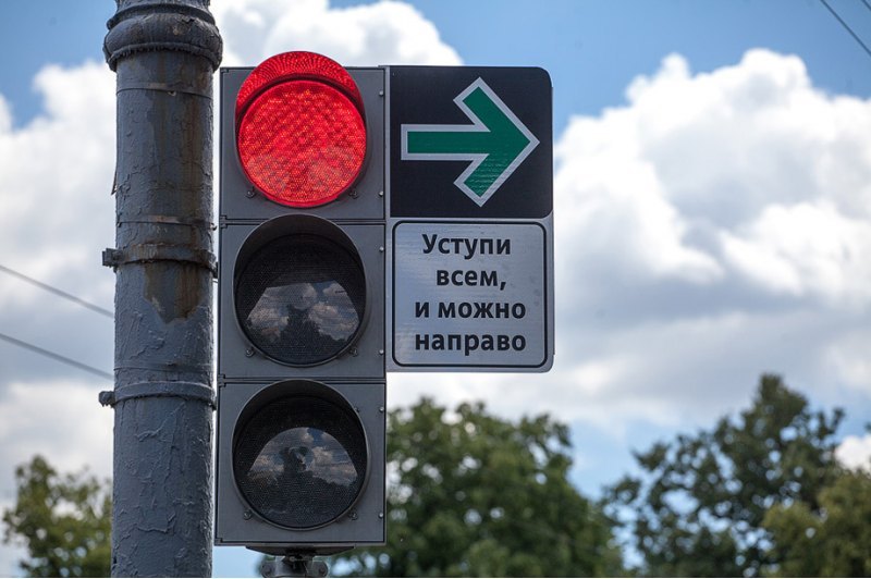 О том, что на этом светофоре можно повернуть…