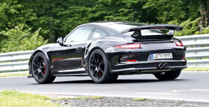Внешне от гражданского купе 911 Turbo вариант GT2…