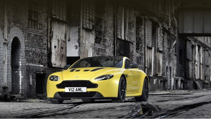 Модель V12 Vantage S, набирающая сотню километров…