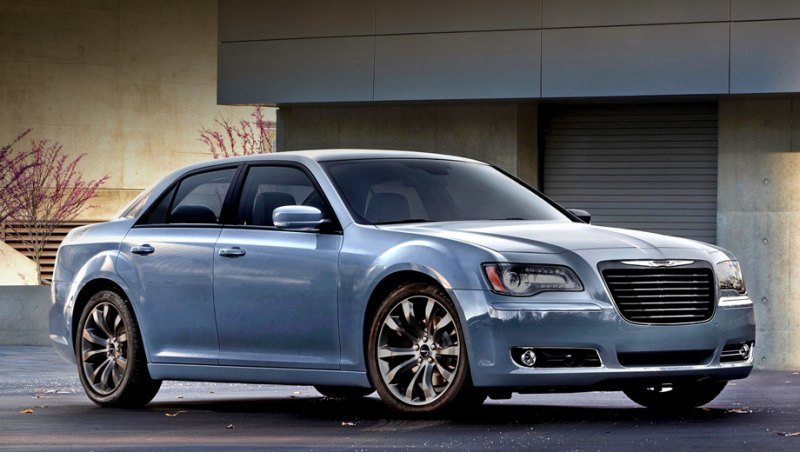 Первые рестайлинговые четырёхдверки Chrysler 300S…