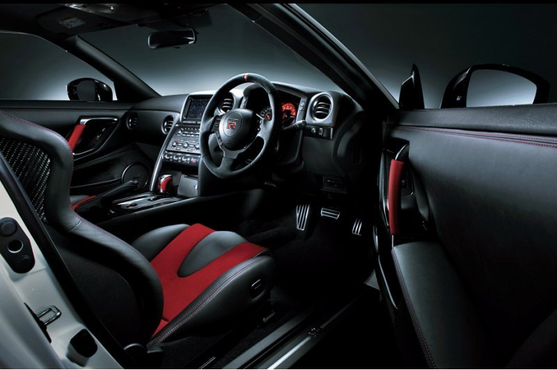 Интерьер Nismo-версии отличается облегченными…