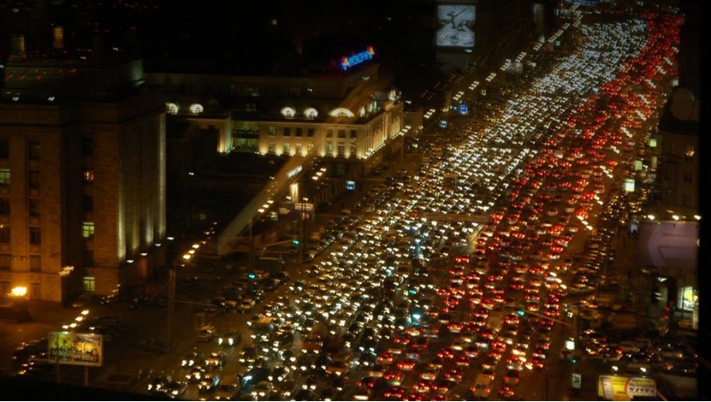 Предновогодняя Москва почти круглосуточно стоит в…