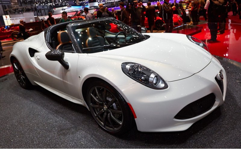 Alfa Romeo 4C Spider — двухдверный автомобиль,…
