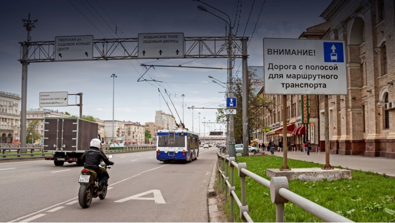 По статистике, общественным транспортом…