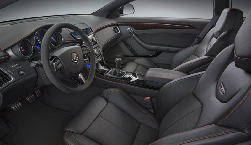 Технически купе 2015 CTS-V повторяет образец 2014…