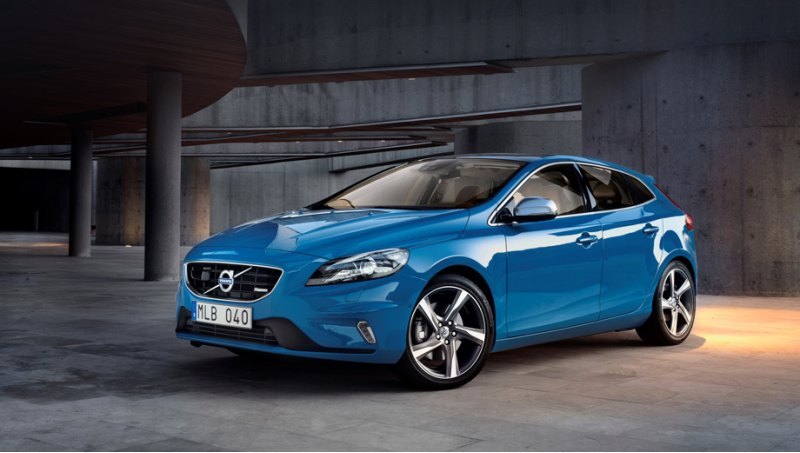 Пятидверка Volvo V40 R-Design появилась примерно…