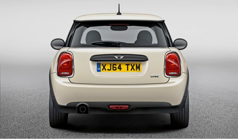 Сейчас базовая версия хэтчбека Mini One…