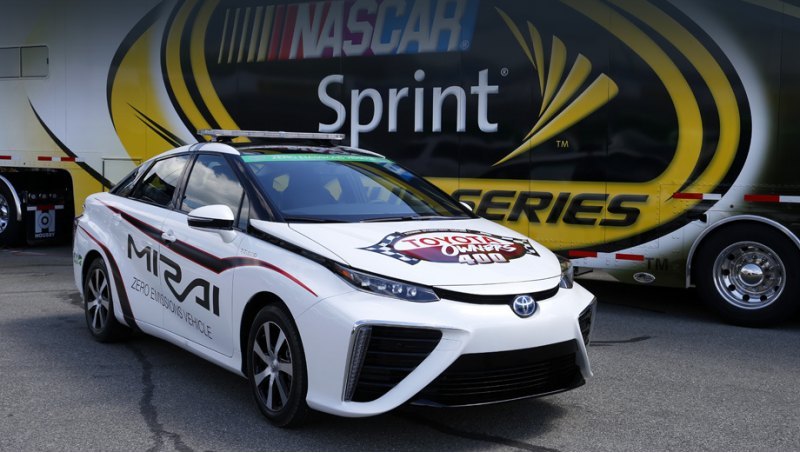 Компания Toyota популяризует модель Mirai…