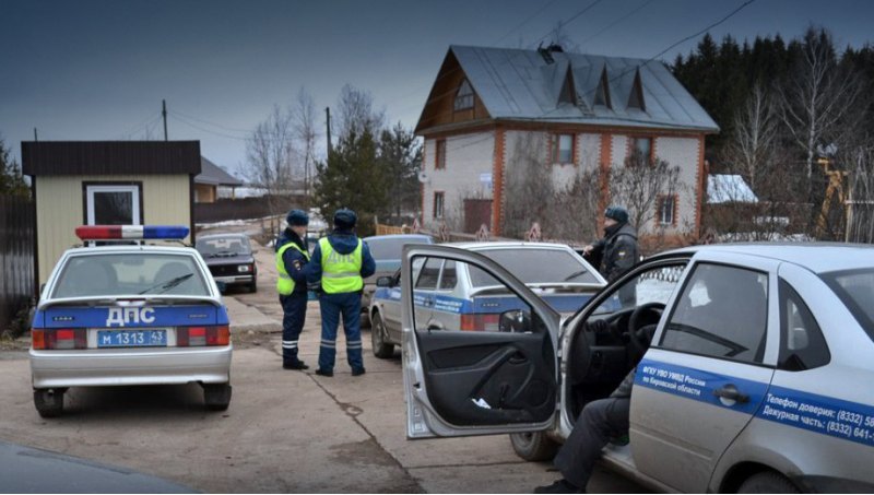 Перед вскрытием автомобиля полицейский обязан…