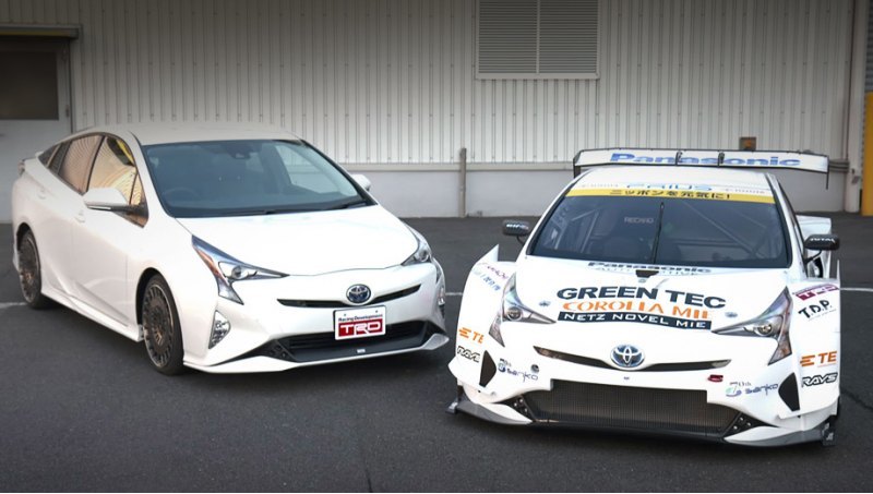 Слева от спортпрототипа стоит Prius, доработанный…