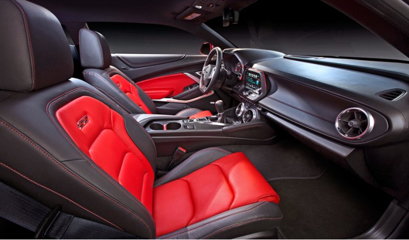 Купе Chevrolet Camaro SS с аскетичным салоном…