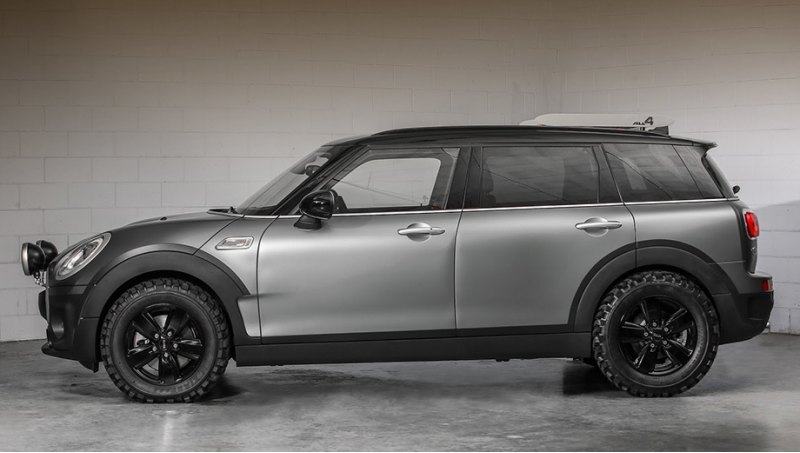 Уникальной модели достались внедорожные шины…