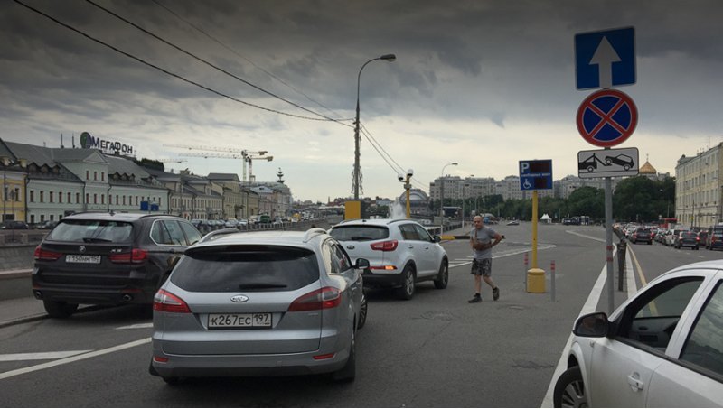 Подобные плоскостные парковки есть и в центре,…