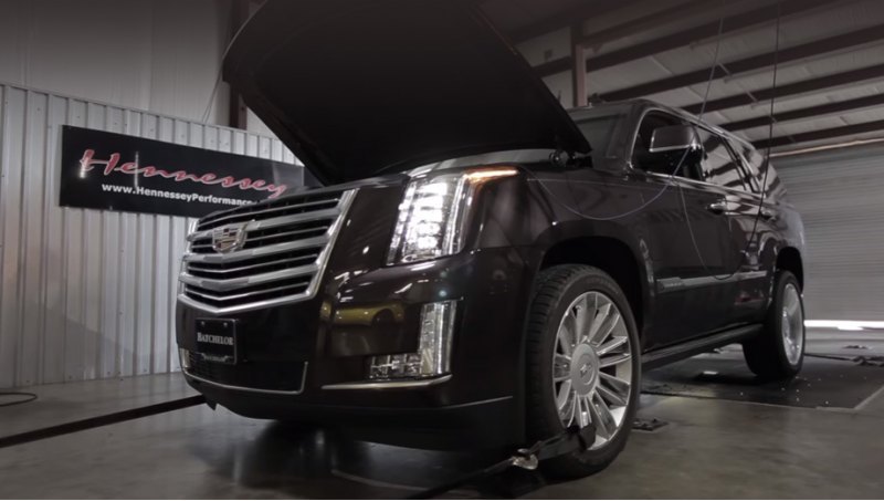 Да и обычный Escalade не особо медлителен (0−60…