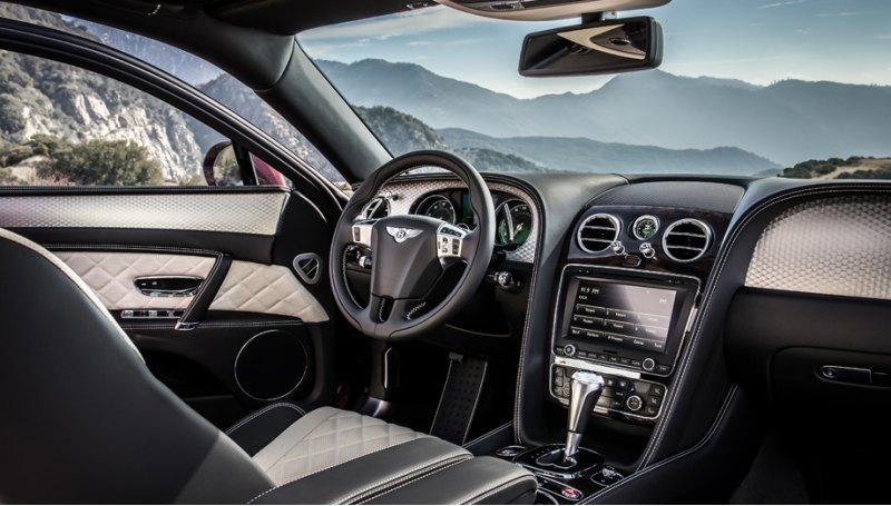 Салон версии V8 S украшен декоративными…