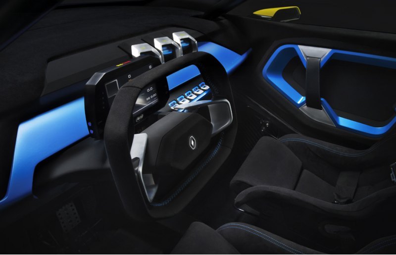 В салоне — пара ковшеобразных кресел Recaro,…
