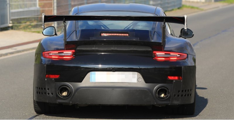 У GT2 RS — самое крупное антикрыло среди дорожных…