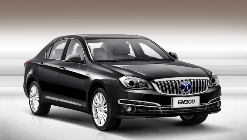 Это электрический бизнес-седан BAIC EH300 (длина…