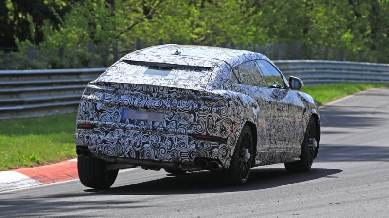 На Нюрбургринге модель появилась впервые, и видно, что водители-испытатели выжимают из нее все соки.