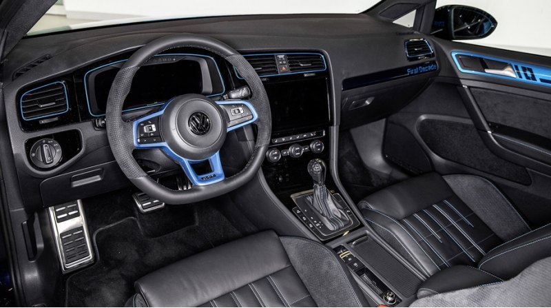 Cалон First Decade сделан двухместным. Кресло…