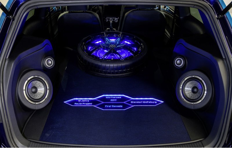 В задней части салона хэтчбека и в багажнике…