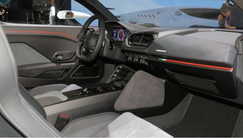 Интерьер не копирует напрямую купе Lamborghini и…