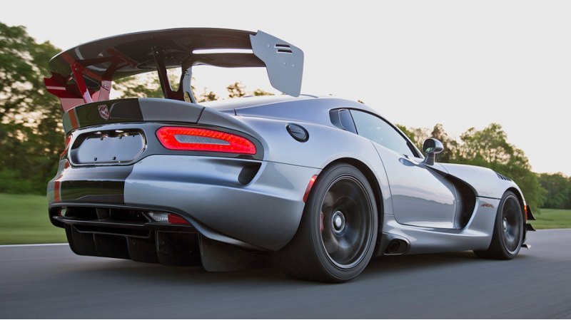 Облегченный Dodge Viper ACR, оснащенный развитым…