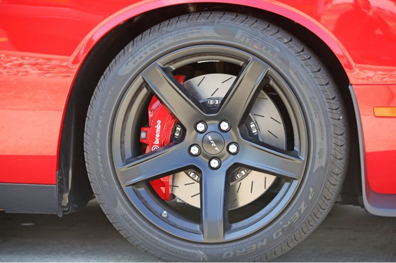 Обычный Hellcat располагает шинами 275/40 R20…