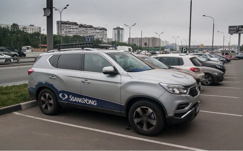 На улице припаркован грязный Rexton, участвующий…