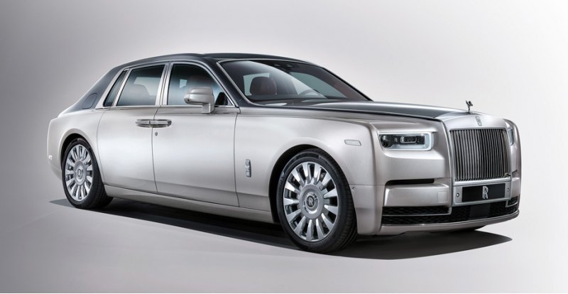 Как и прежде, седан Phantom выпускается в двух…