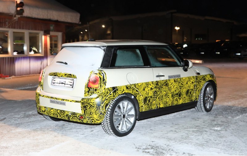 Сзади прототип похож на обычный хэтчбек Mini, не…