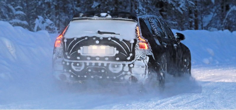 Сзади видны типичные фонари Volvo, заходящие на…