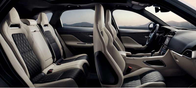 По умолчанию версии F-Pace SVR положены передние…
