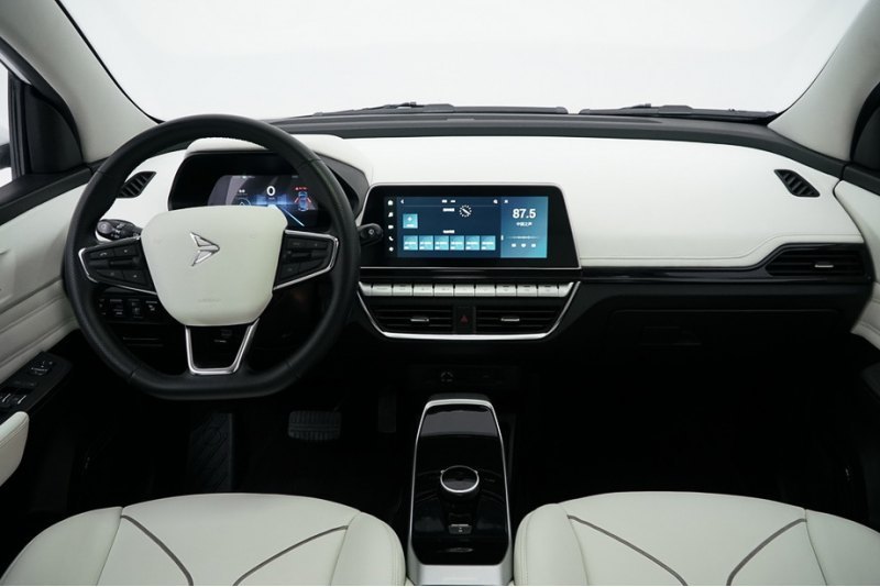 Цифровая приборка дополнена 10-дюймовым…