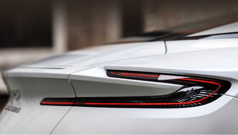 Модель DB11 появилась в 2016 году с мотором V12…