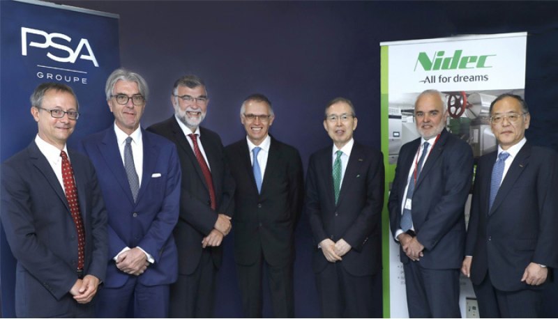 Соглашение подписывали глава PSA Карлос Таварес…