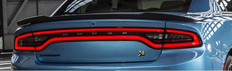 На крышке багажника Чарджера R/T Scat Pack…