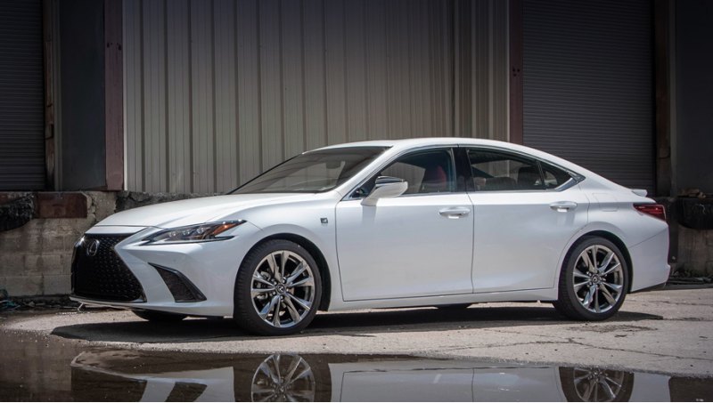 Для седана Lexus ES 350 F Sport предусмотрены не…