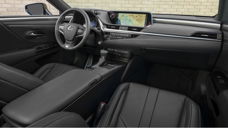 У седана ES 350 F Sport изначально есть передние…