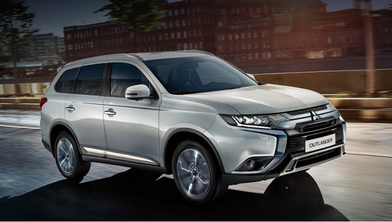 Новые в экстерьере: ходовые огни, решётка радиатора, бамперы и колёсные диски. Напомним, модель…