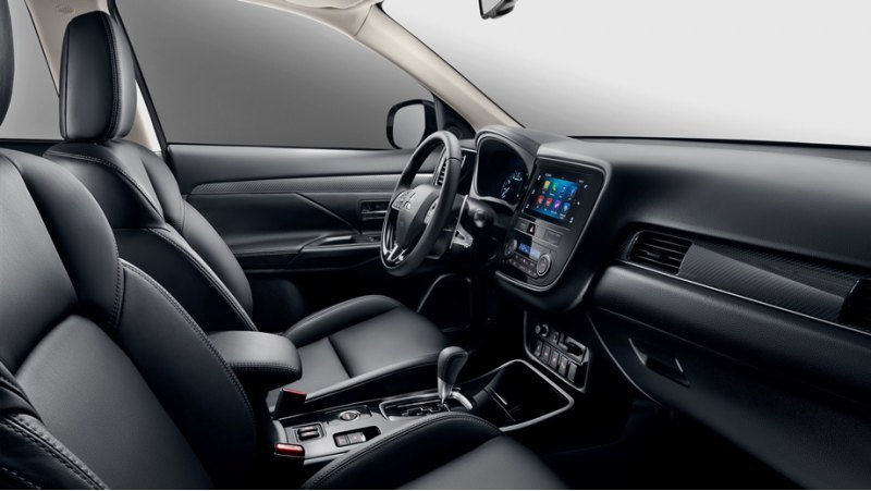 На 4WD-вариантах появились воздуховоды для задних пассажиров и электронный стояночный тормоз, а на…