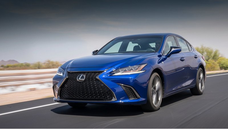 Четырёхдверка Lexus ES выиграла дубль, поскольку…