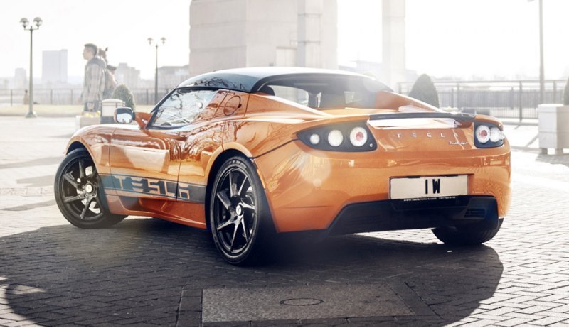 Модель Tesla Roadster первого поколения версии…
