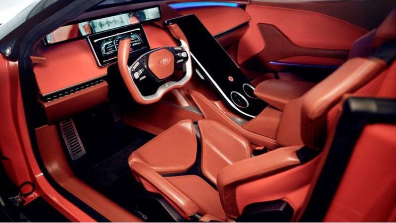 Для двух седоков уготованы необычные кресла и три…