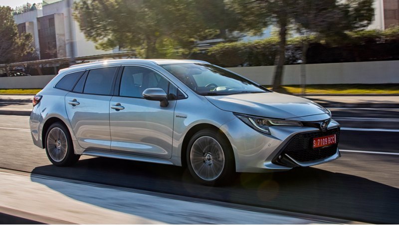 Бензоэлектрический универсал Corolla Touring…