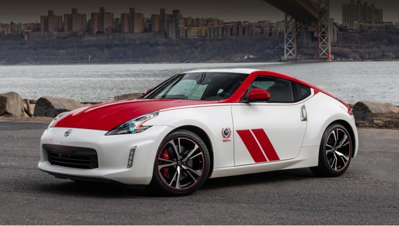 Праздничная ливрея 370Z 50th Anniversary подражает раскраске гоночной модели Datsun 240Z 1970 года…
