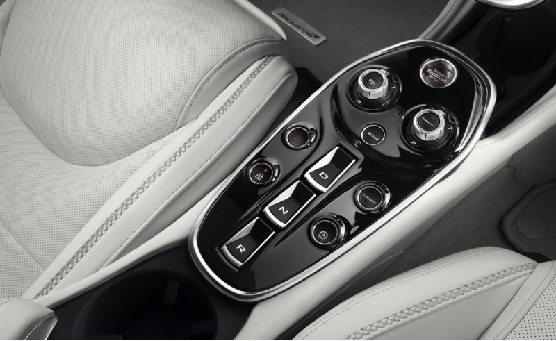 По умолчанию интерьер отделан наппой, но ее можно поменять на алькантару или кожу более тонкой…