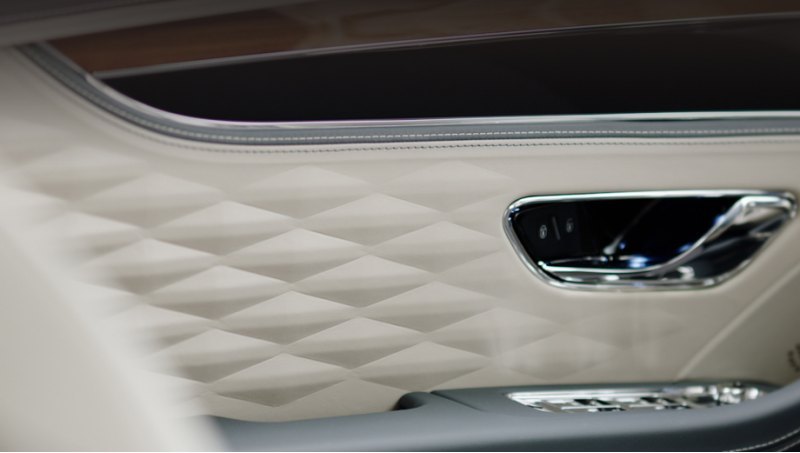 «Новейший Flying Spur объединяет в себе черты…