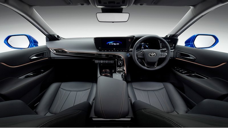 Внутри седан Toyota Mirai тоже напоминает…