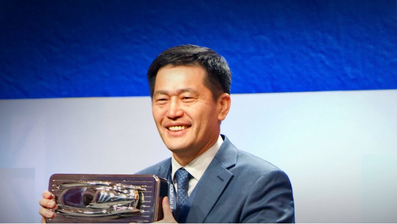 Ли молодо выглядит, хотя Automotive News…